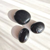 drie verschillende getrommelde zwarte tourmalijn stenen