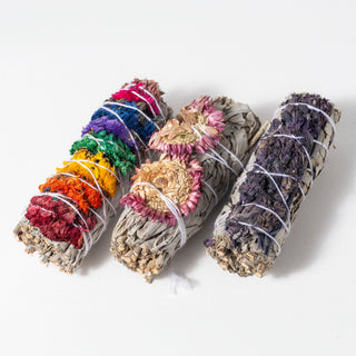 7 Chakra Smudge Stick met Witte Salie & Sinuata Bloemen (10 cm)