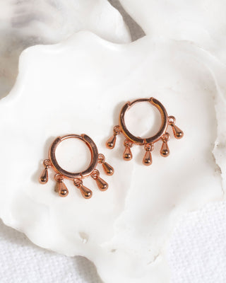 Koperen Huggie Oorbellen met Druppeltjes