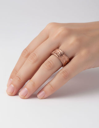 hand van vrouw met koperen ring