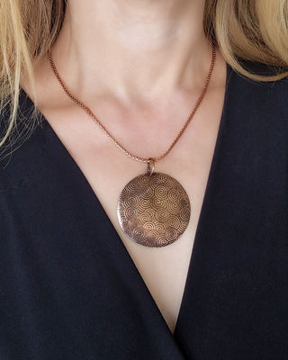 Koperen ronde hanger - krul patroon