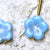 David Aubrey Jewelry Oorbellen Lange Oorbellen Lichtblauwe Bloem