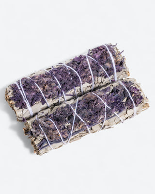 Lavendel & Witte Salie Smudge Stick (10 cm) – Handgebonden, Biologisch en Kalmerend