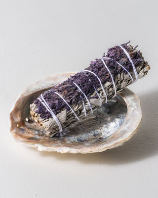 Lavendel & Witte Salie Smudge Stick (10 cm) – Handgebonden, Biologisch en Kalmerend