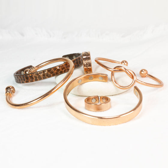 serie met verschillende koperen magneet armbanden en ringen 