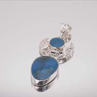 video met draaiende hanger van zilver, blauwe opaal