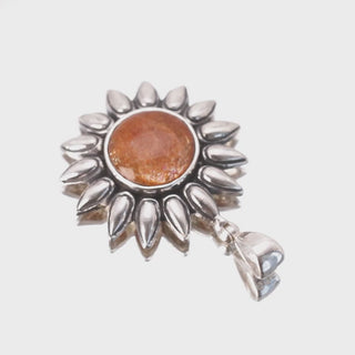 video met een zonnebloem hanger met zonnesteen