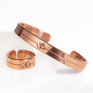 set koperen ring en armband met om symbool
